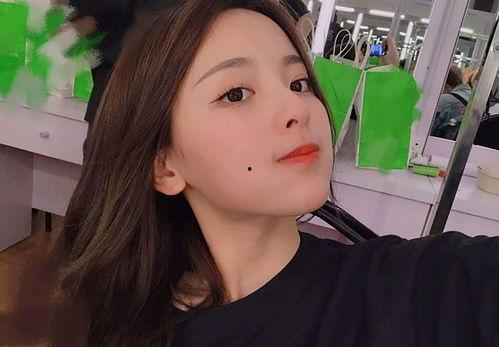 娱乐吃瓜君女生晒自拍,这颜值也太能打了吧！”